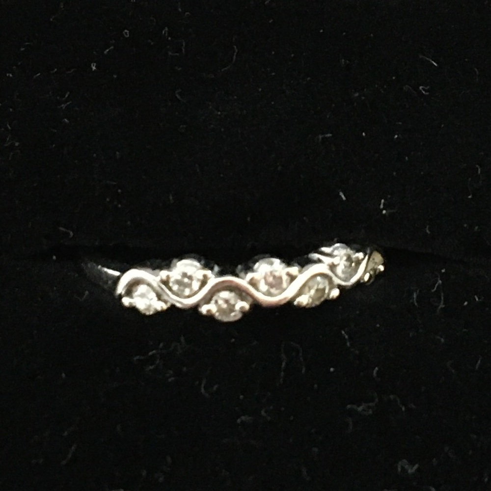 10k Diamond swirl band genuine earth mined Diamond ring modern design